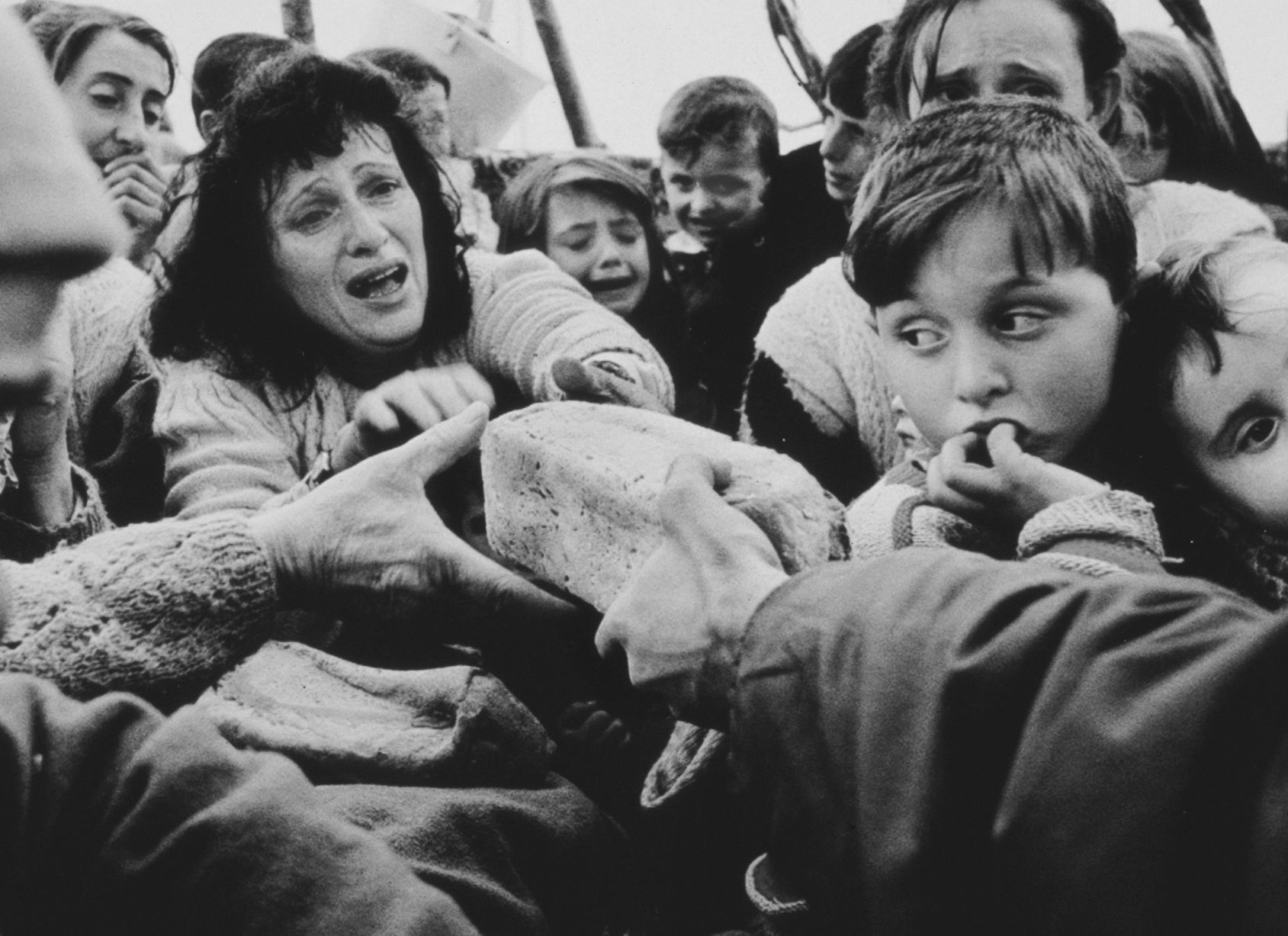Kosovo refugees cross into Albania